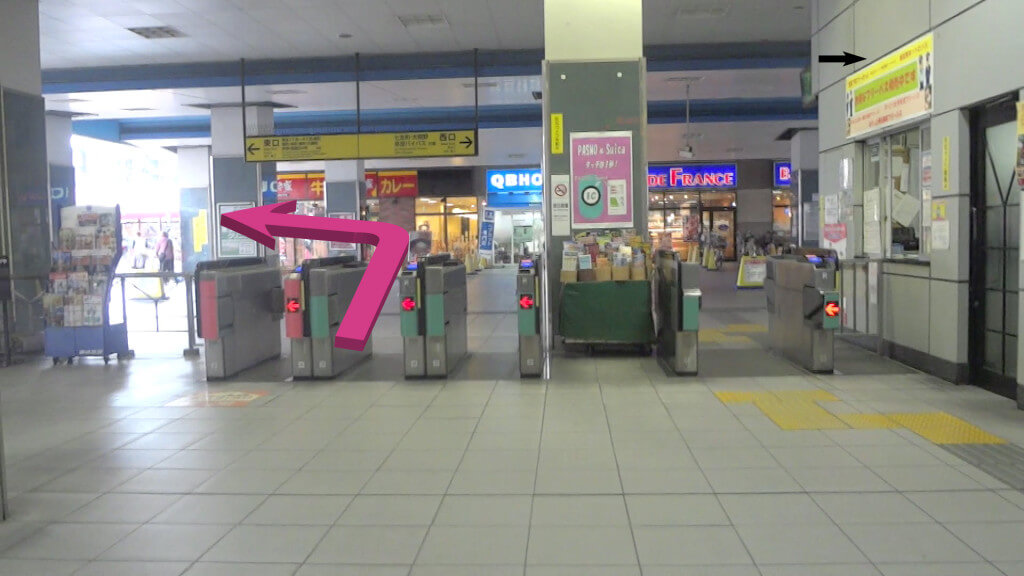 蒲生駅は出口が１つです。改札を出たら左（東口）へ向かって下さい